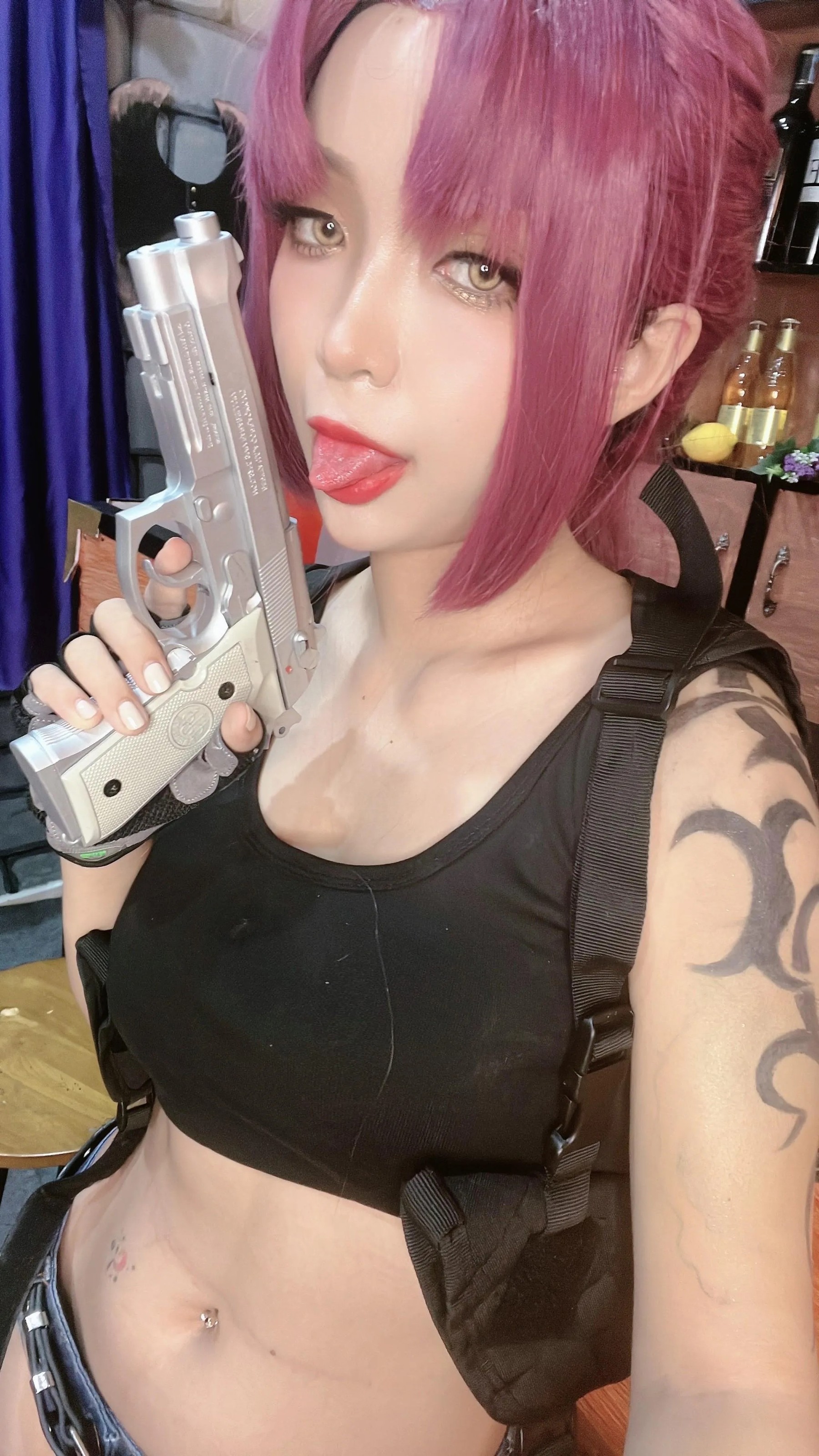 Umeko J – NO.051 Revy Black Lagoon [COMPLETE SET]-Revy Selfies [26P]插图2